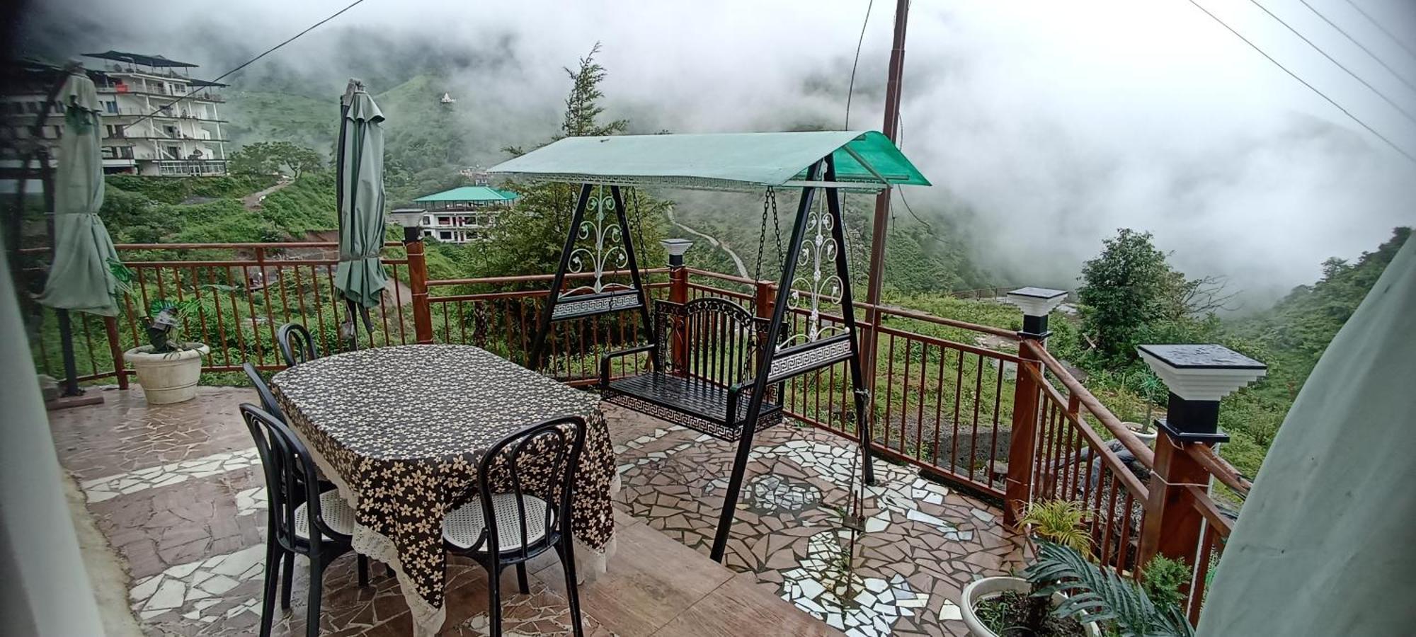 Icebergs Mussoorie - A Boutique Stay And 24 Hrs Roof Top Cafe Kültér fotó